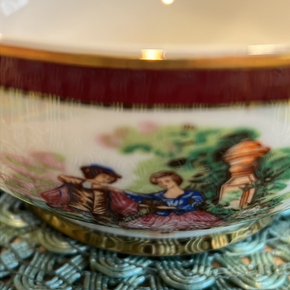 New fine porcelain Serving Bowl. Perfect for sides, soups or cereal. Gold trim - Picture 4 of 6